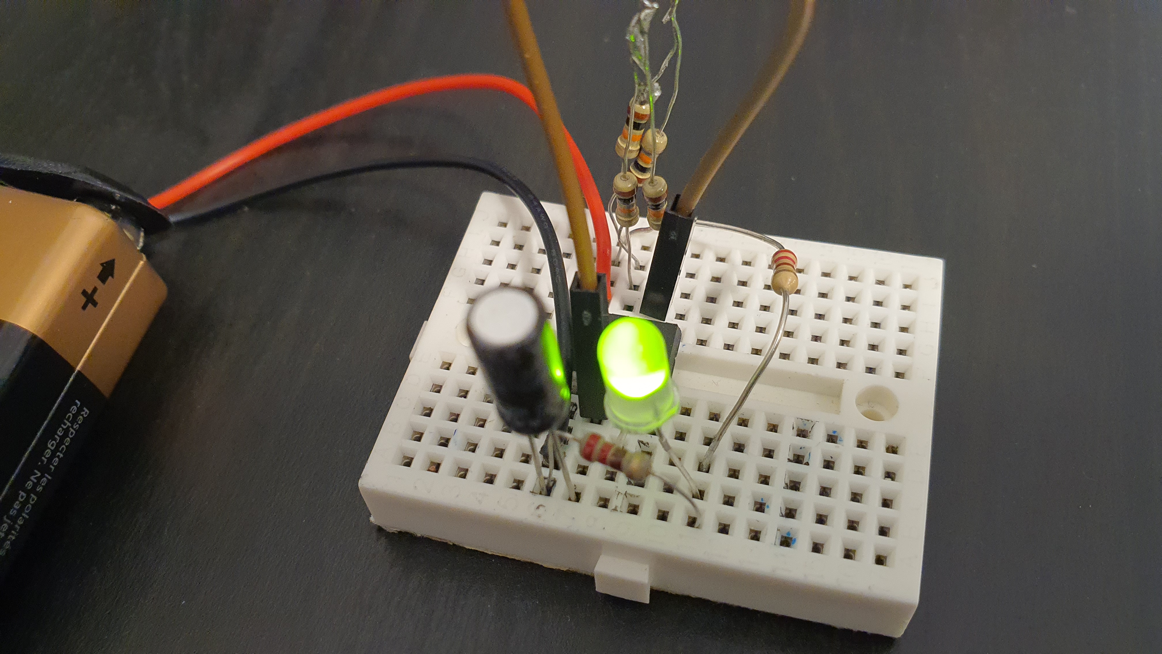 Little Electronics Maker - breadboard experiment