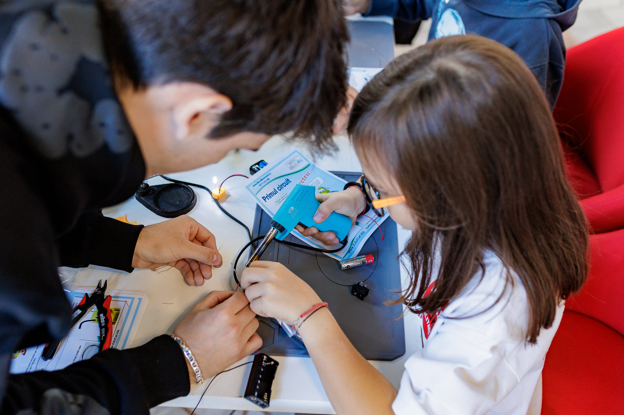 Little Electronics Maker - soldering guided by a mentor