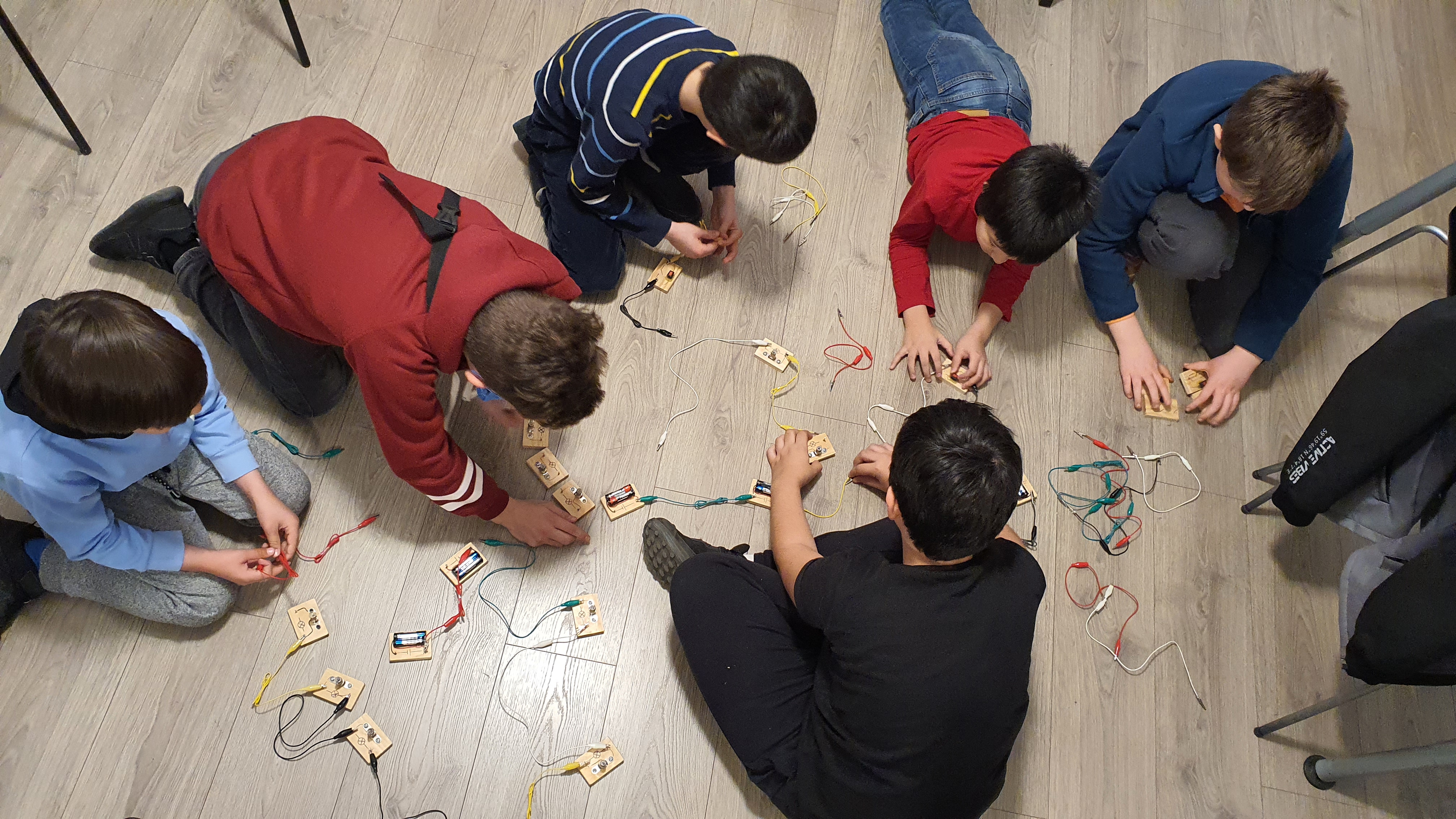 Little Electronics Maker - teamwork