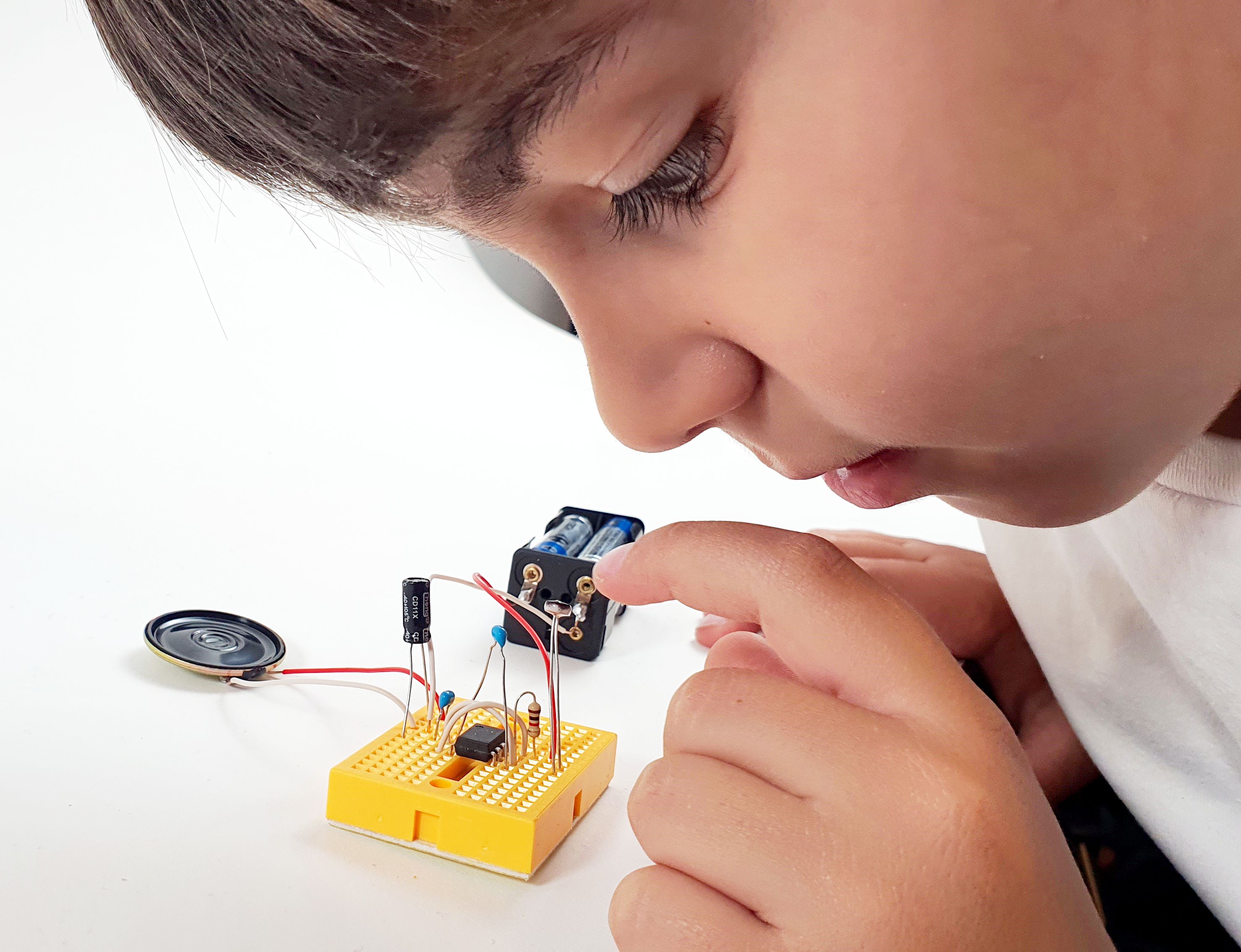 Little Electronics Maker - first circuit